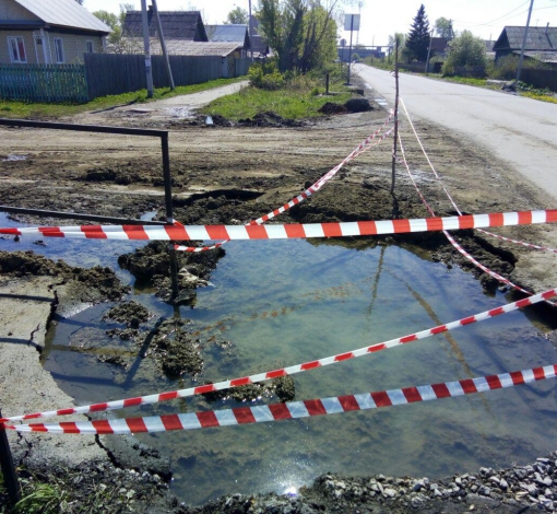 Недавно водяникам пришлось устранять порыв на перекресике ул. Первомайская-Красный Луч и вот новая утечка. Город снова сидит без воды.