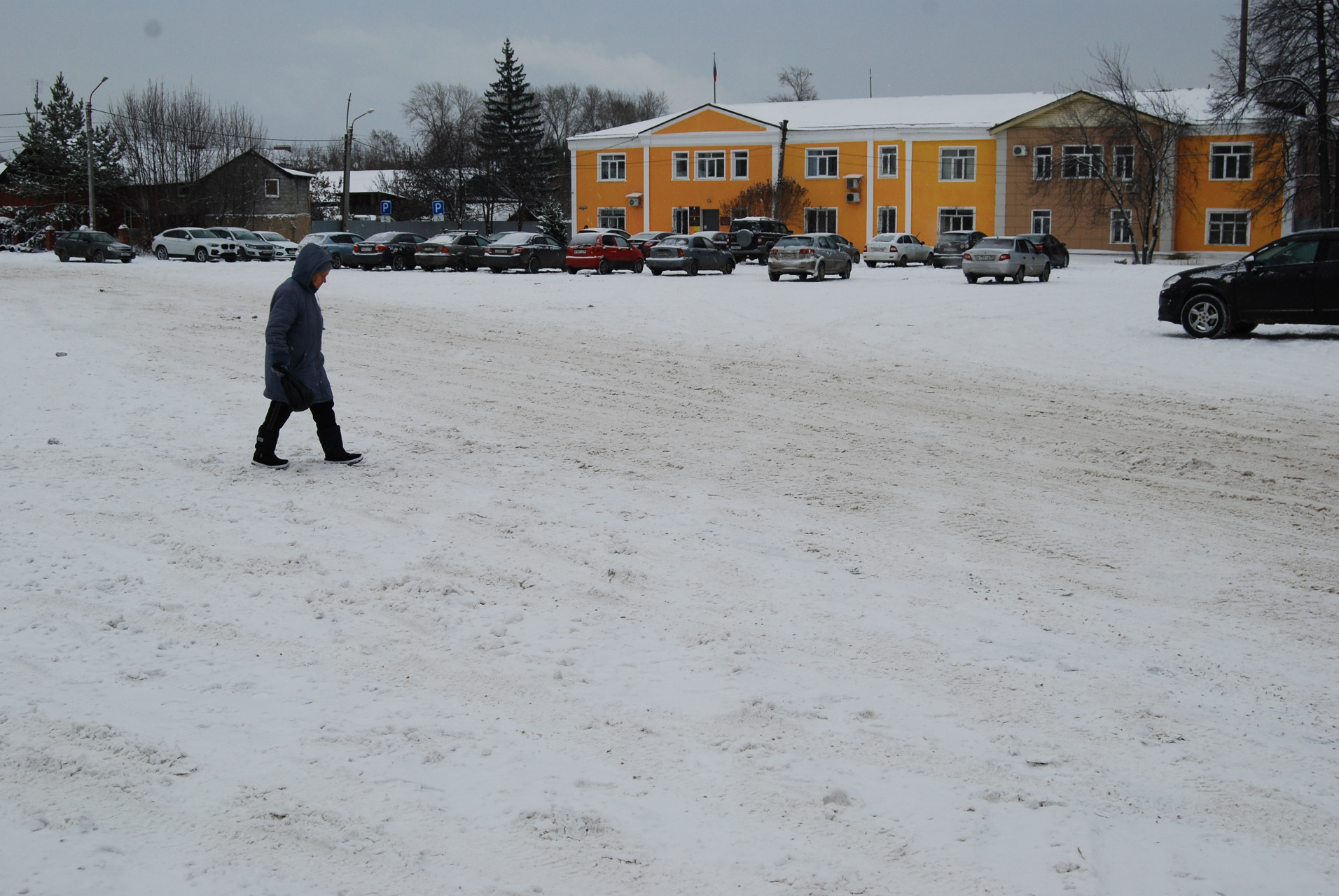 Глядя на площадь Советов, хочется дать совет: администрация, вы хотя бы уборку снега у себя под носом организуйте!