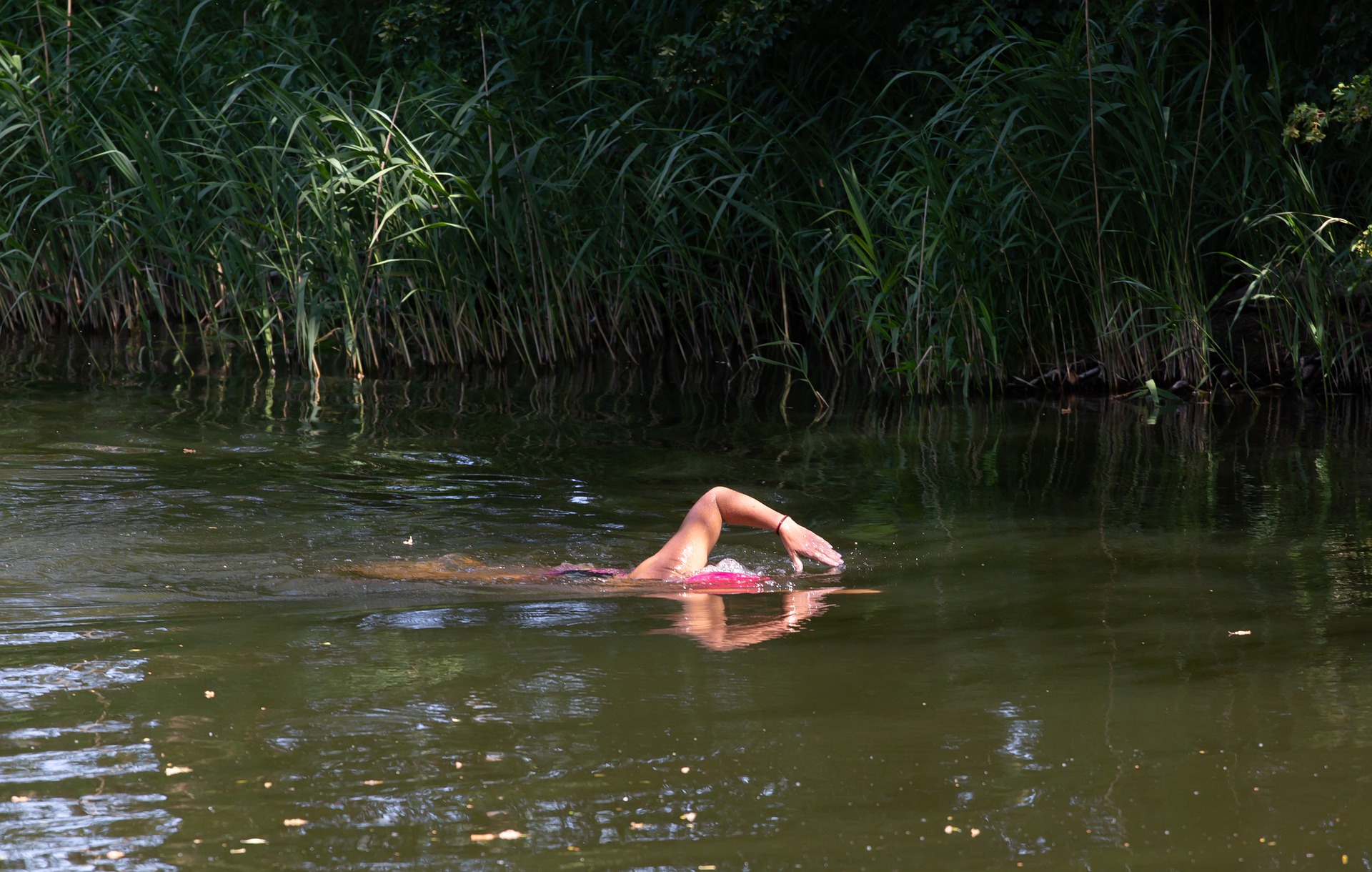 Голая девушка с сетью в речке