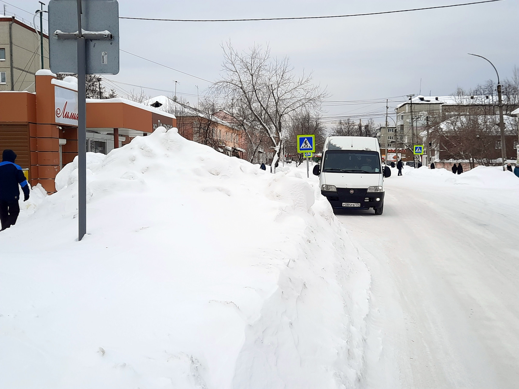 Остановка расчищена - хорошо, а то, что обзор водителям на оживленном повороте на Почтовой перекрыт - ну издержки сезона, снегопад виноват!