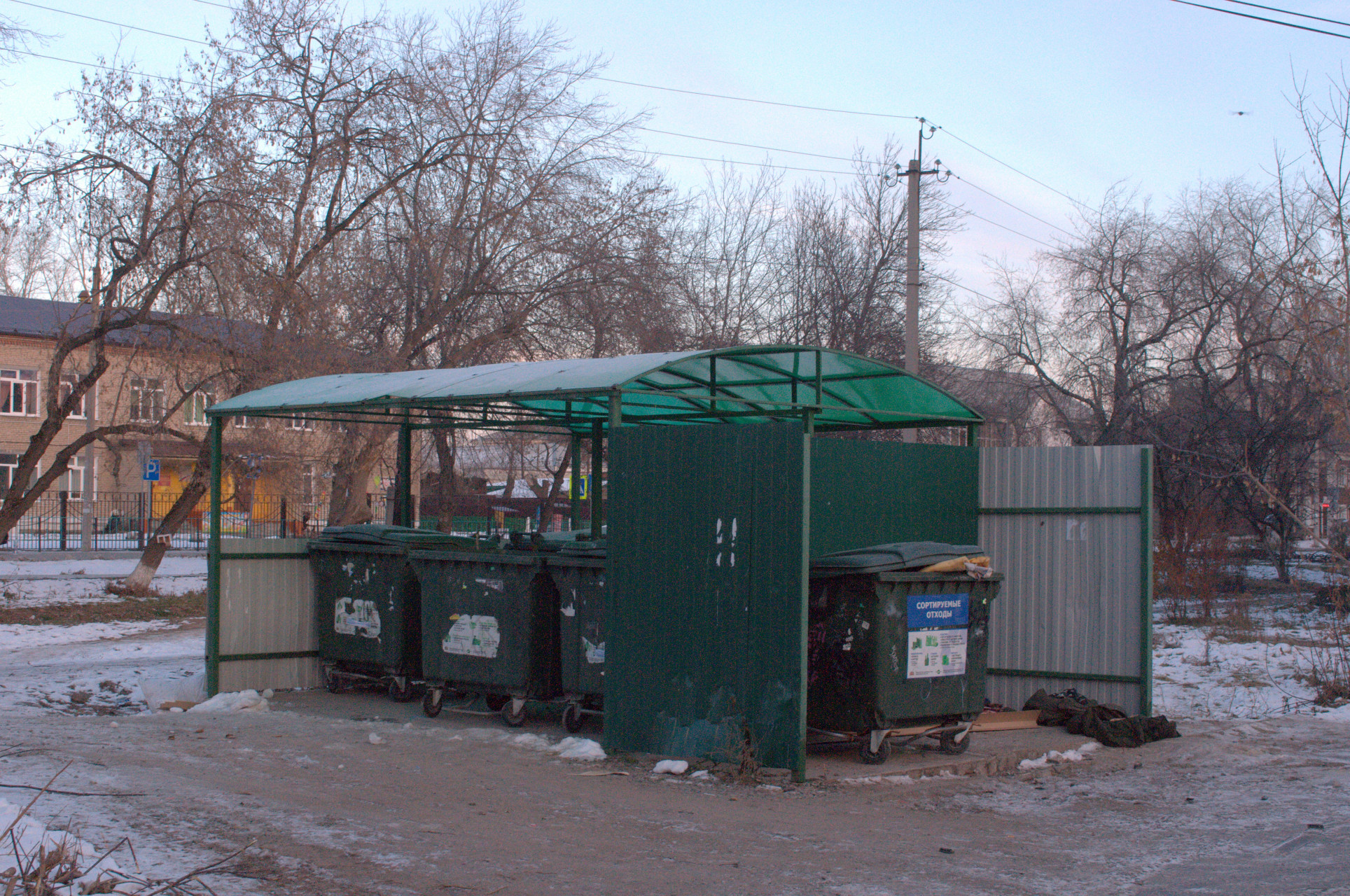 Площадка на ул. Комсомольской в городе - “сложносочиненная”. Здесь, в отдельном блоке, установлен бак для для раздельного сбора мусора. Но сортировки отходов артемовцы не очень-то придерживаются, поэтому спецбак обычно переполнен самыми обычным мусором. Как и другие подобные, установленные для сортировки.