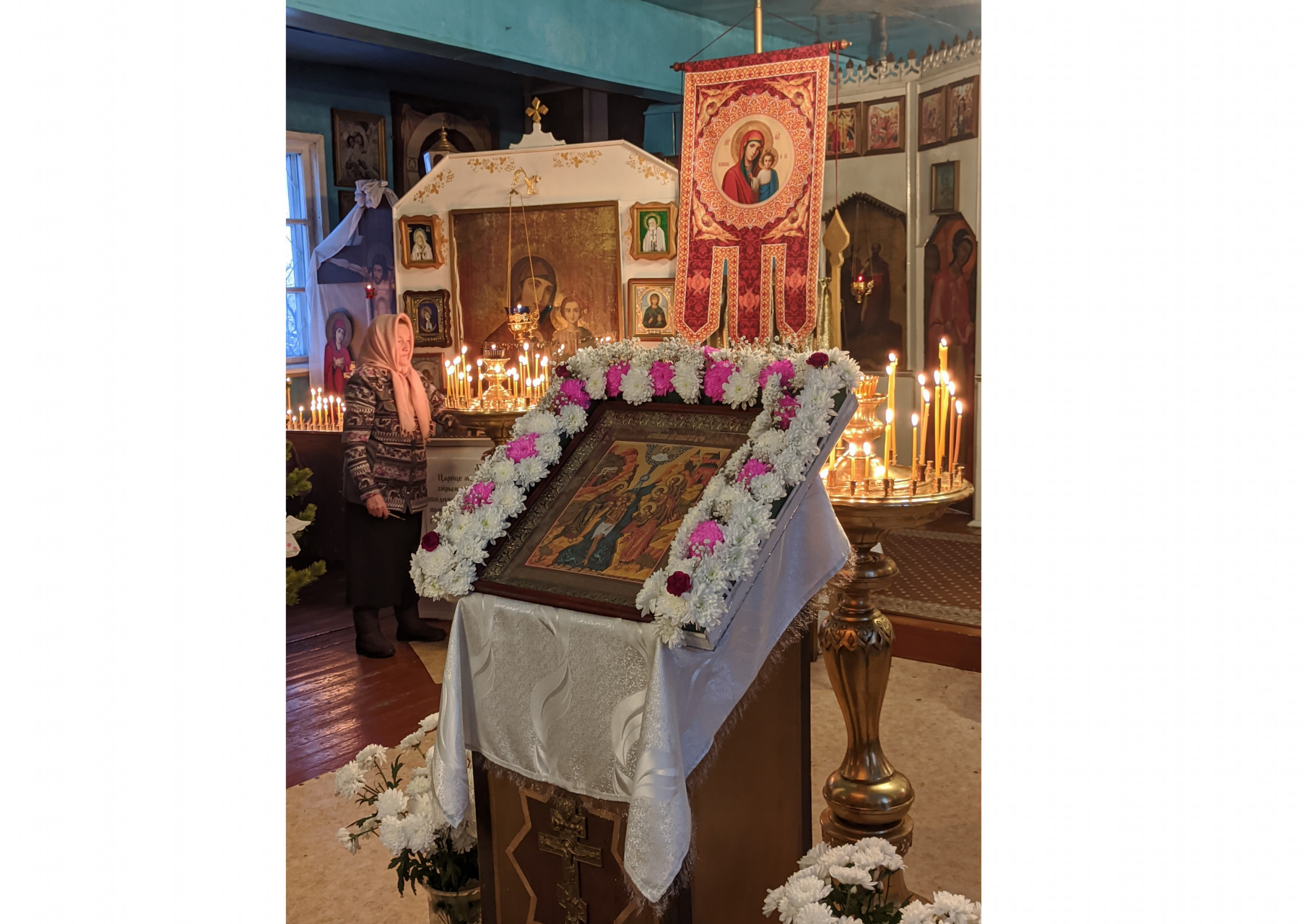 В праздник помолиться, поклониться образам в храме - святое дело. Православным всегда есть о чем попросить святых.