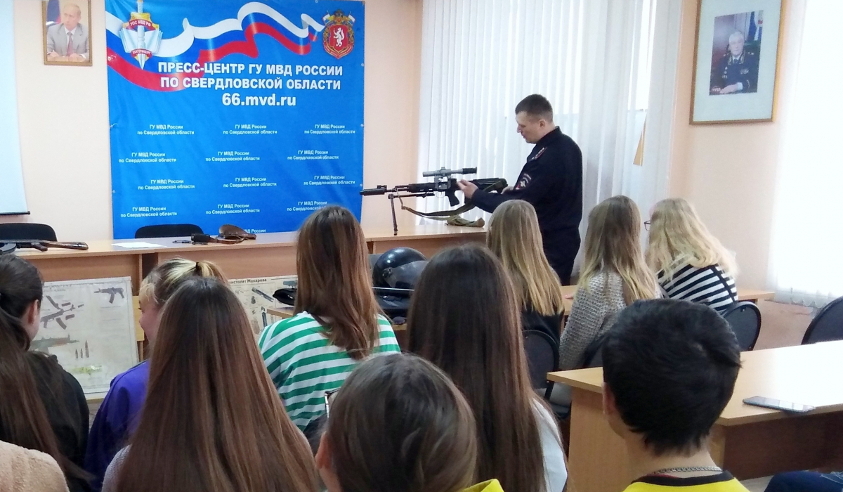 Студенты десантировались в отдел полиции Артемовского