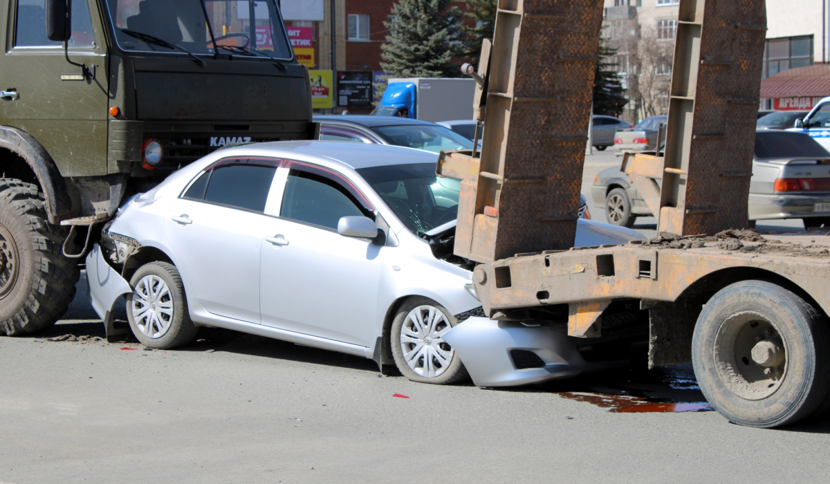 В Артемовском иномарку сдавили грузовые автомобили