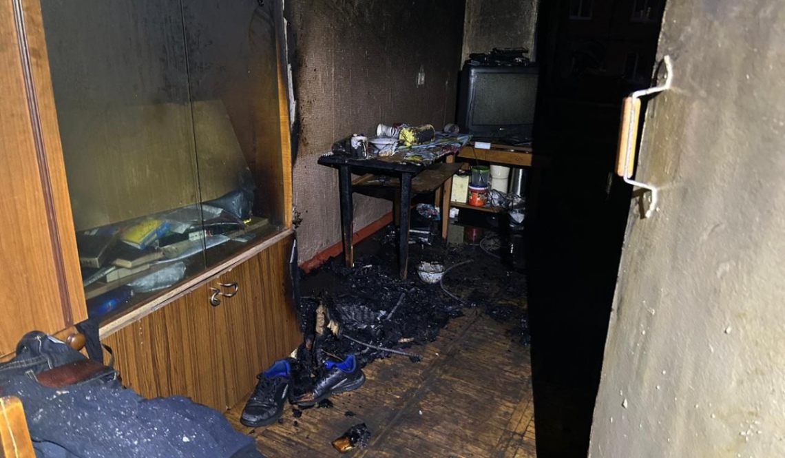 В Артемовском соседи спасли пенсионера при пожаре