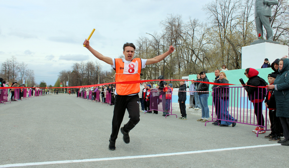 Эстафета в Артемовском: погода прохладная, состязания жаркие