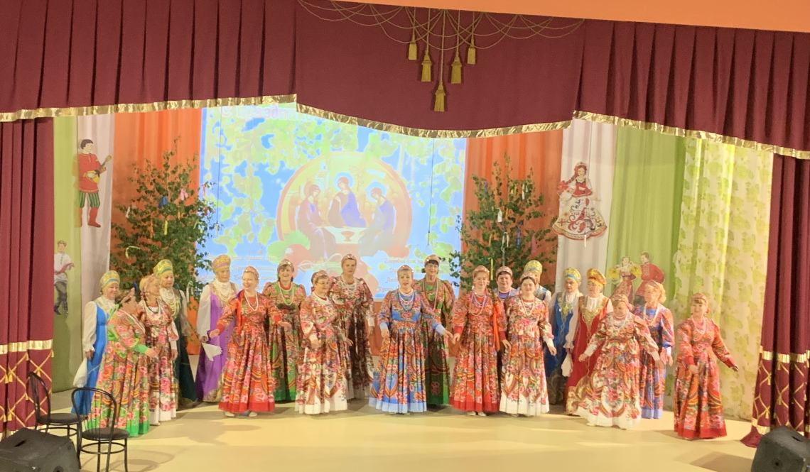 Хороводы да вокруг березки водили в Троицу в Покровском