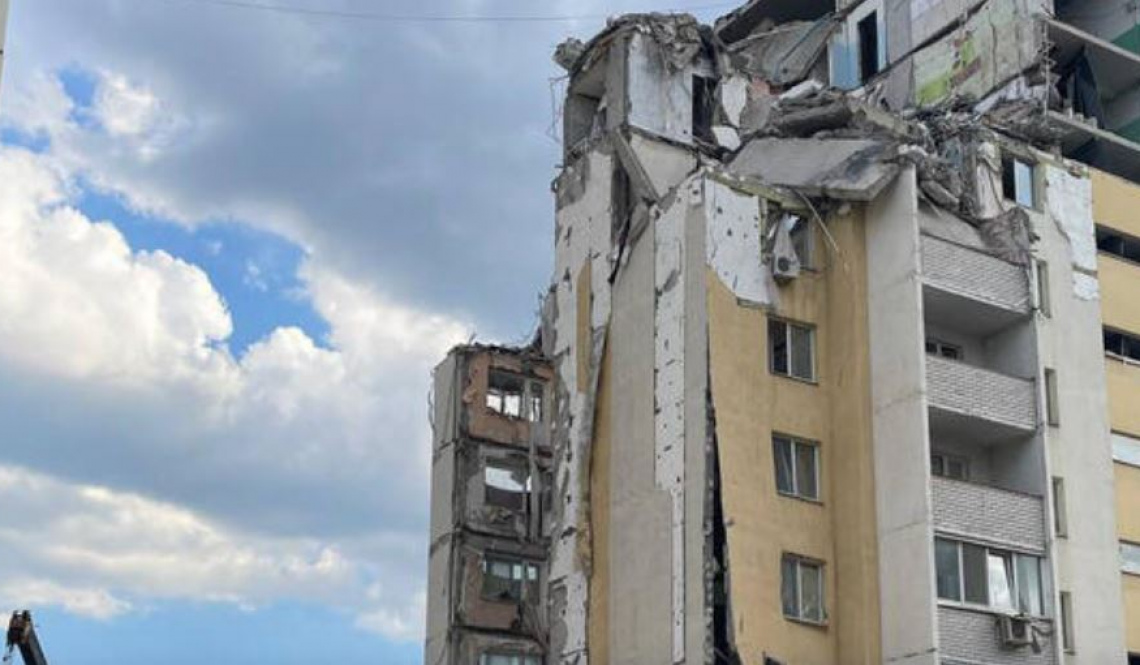 В Саратове на месте разрушенного дома ищут людей, разбирают завалы