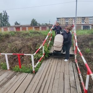 Переходы через железнодорожные пути в Артемовском обновляют, но результаты противоречивые