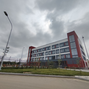 Не узнать! На ул. Энергетиков у новой поликлиники в Артемовском идет обновление территории и ремонт дороги