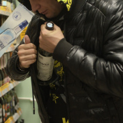 Кто и как ворует в торговых точках Артемовского. Узнали у продавца и товароведа