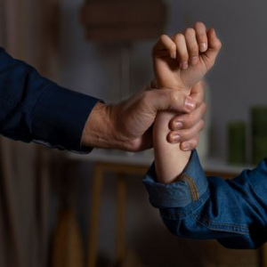 Следователи разыскивают преступника, который в Артемовском напал на 15-летнюю девочку