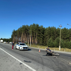 Женщина-водитель иномарки из Артемовского на перекрестке не пропустила мотоцикл