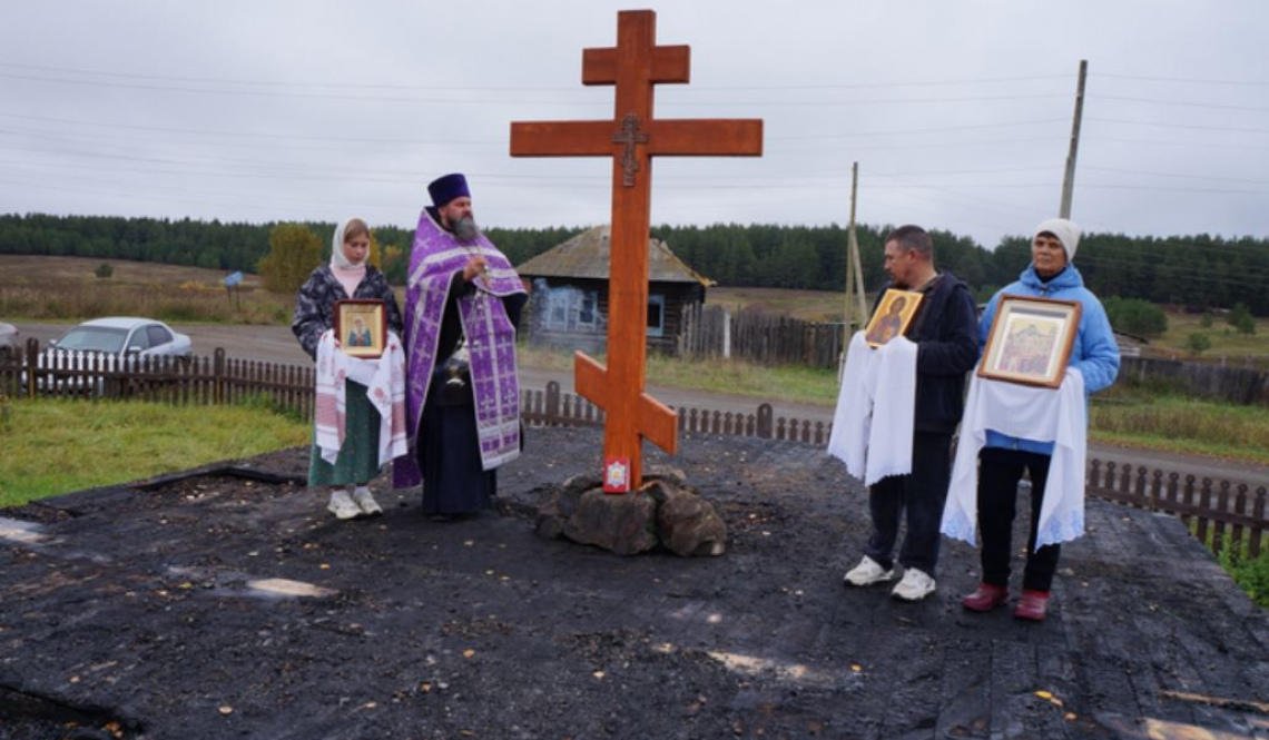 Поклонились Кресту. На месте сгоревшего храма в Бичуре прошла православная служба