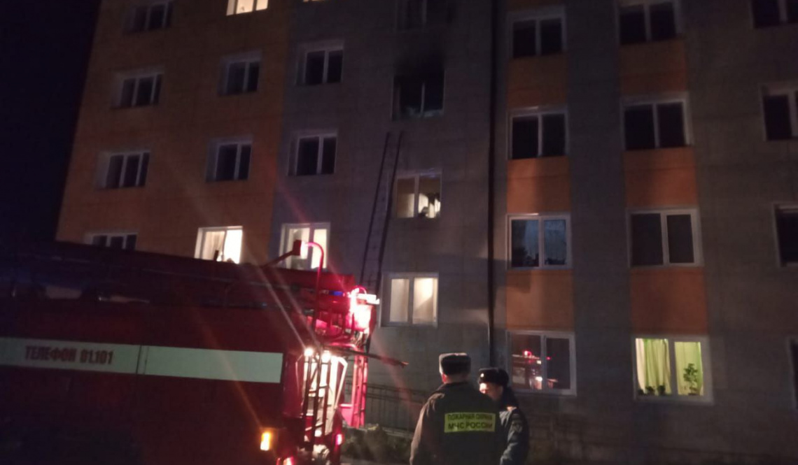 В подъезде горел... диван. В 5-этажке Буланаша вечером тушили пожар