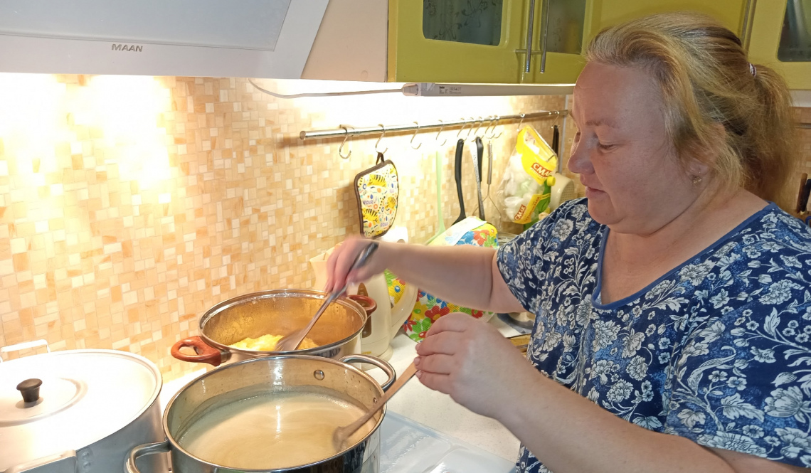 Тепло в каждой посылке. Волонтер Евгения Деева и сшить, и приготовить, и сбор организовать — все может!