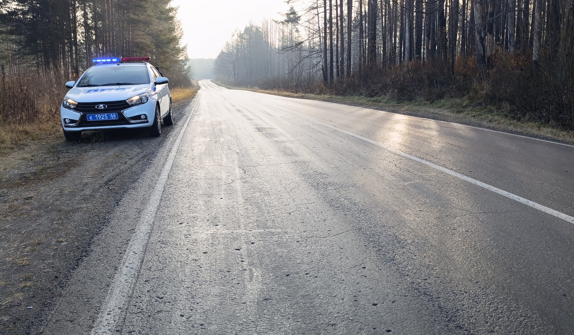 На дорогах гололедица! В Артемовском районе автомобиль улетел в водоем