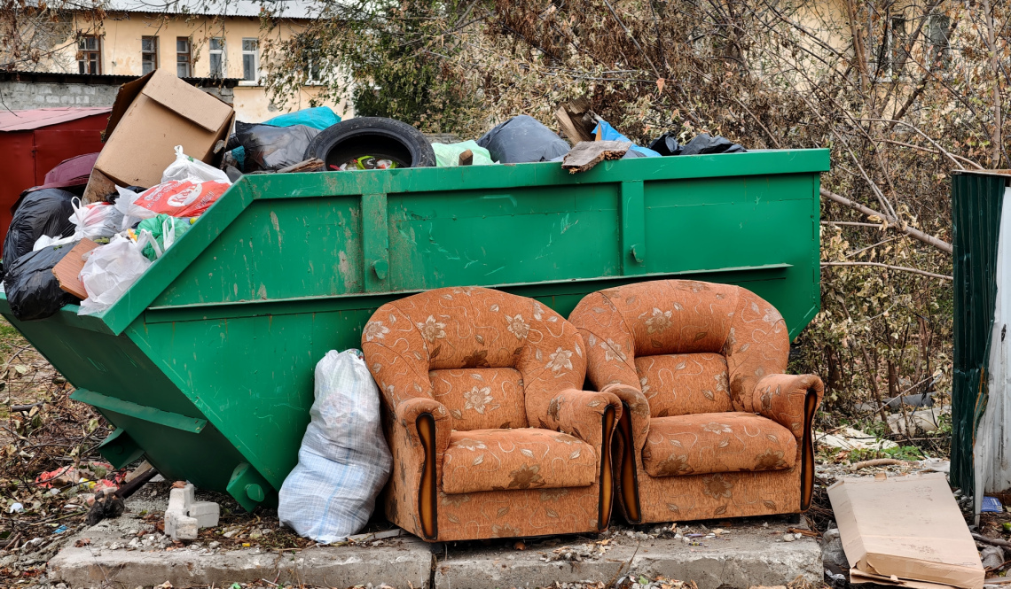 Просили бункеры для крупногабаритного мусора. И что видим? В Артемовском спецконтейнеры заполняют бытовыми отходами