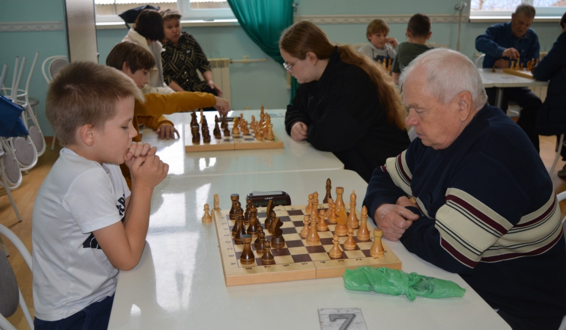 Опыт против амбиций. Артемовские шахматисты боролись за победу в межрайонном турнире