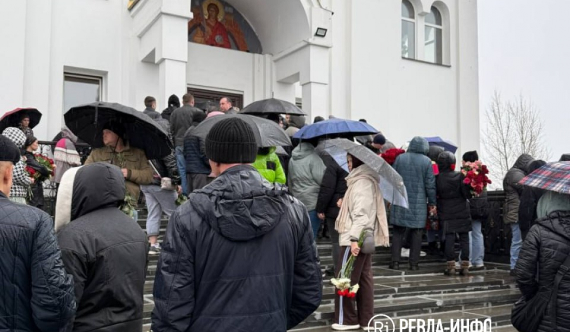 В Ревде похоронили девочек, которых задавил пьяный водитель