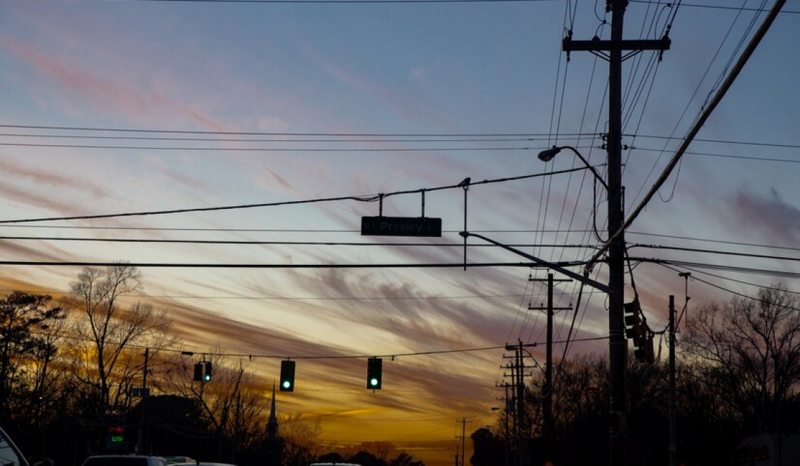 Отключение электроэнергии пройдет в Артемовском. Называем адреса домов, которые будут без света