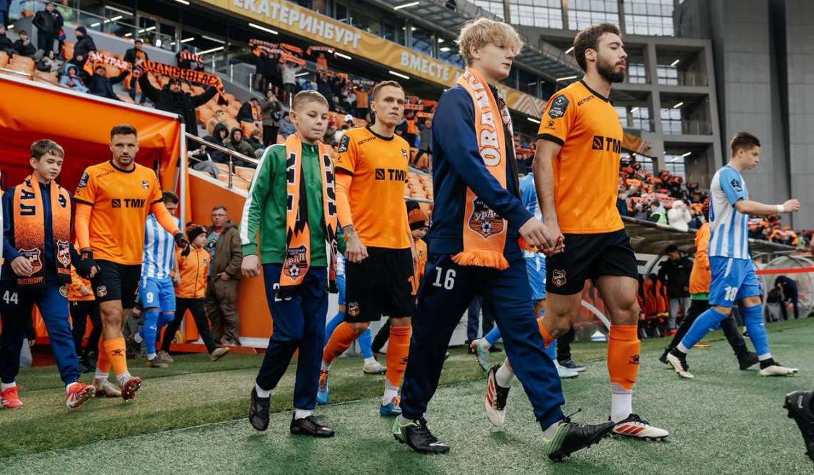 Артемовские юные футболисты выводили &quot;Урал&quot; на победный матч