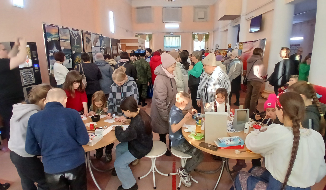 Не успевали удивляться! Гости ЦКиК &quot;Родина&quot; прошли мастер-классы росписи, посмотрели выставки оригинальных работ и восхитились искусству владения шашкой