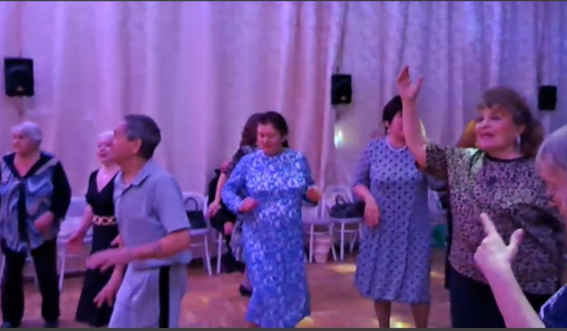 Танцы от души и для души. В Артемовском есть еще одна площадка для пенсионеров - любителей танцев