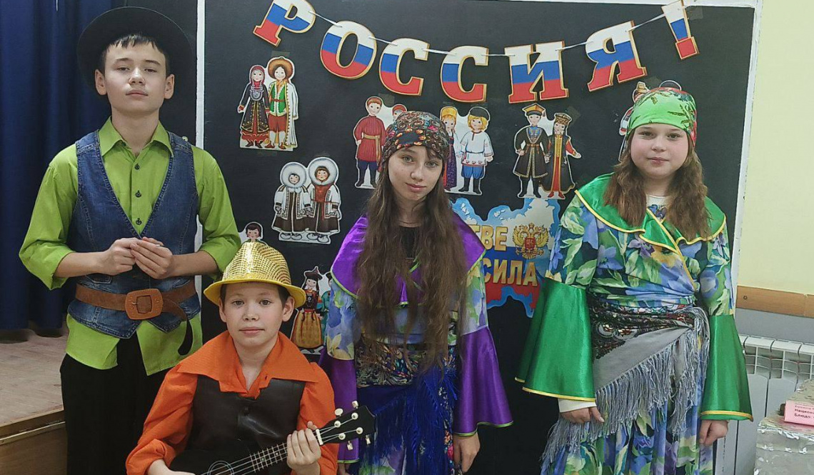 Вкусные блюда, концертные номера и просто праздник — ребята из школы Мостовского круто поучаствовали в фестивале «Мы разные, но мы вместе»