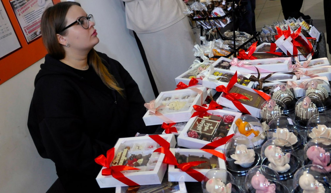 Фигурный шоколад и бейсболка из бересты. В “Горняке” в Ночь искусств развернулся Город артемовских мастеров