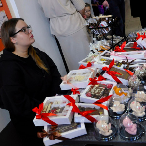 Фигурный шоколад и бейсболка из бересты. В “Горняке” в Ночь искусств развернулся Город артемовских мастеров