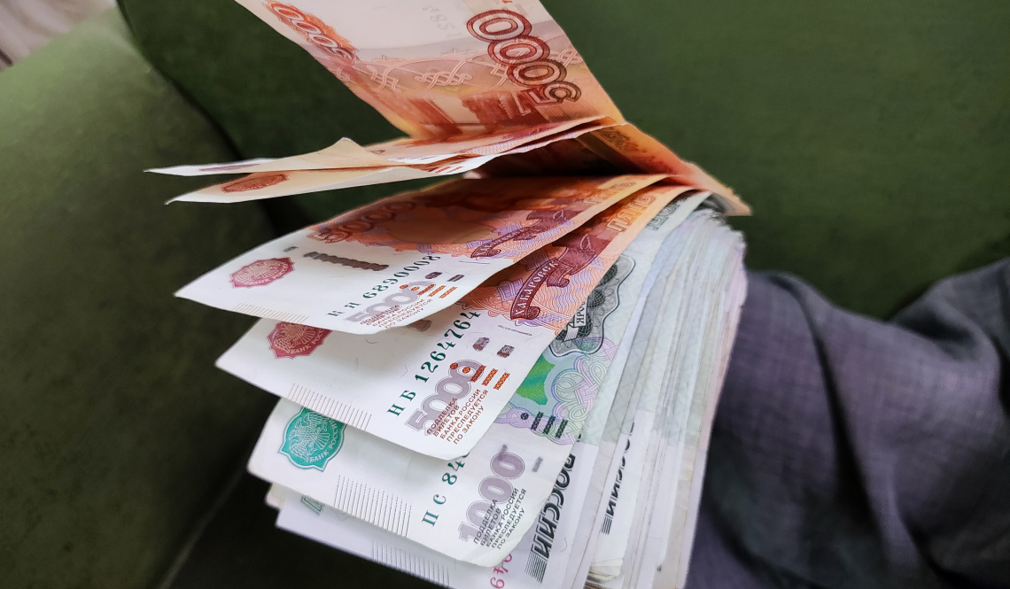 Записали мошенника: &quot;Вам посылка, все оплачено!&quot; Даже если ждете курьера с доставкой - не называйте никому код из СМС!