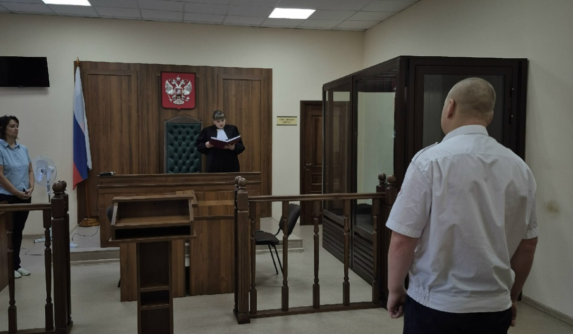 Раскаялся и сотрудничал со следствием. За разглашение коммерческой тайны и взятку начальнику станций назначен штраф в 100 тысяч