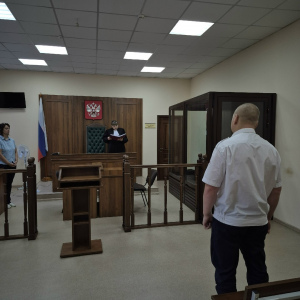 Раскаялся и сотрудничал со следствием. За разглашение коммерческой тайны и взятку начальнику станций назначен штраф в 100 тысяч