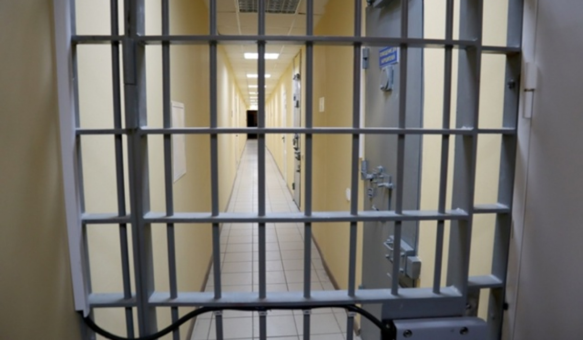 Наркоман в отделе МВД "Артемовский" ударил полицейского и за это осужден на 4,6 года колонии строгого режима