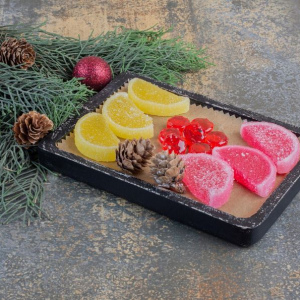 Санитарные врачи рассказали артемовцам о том, на что обратить внимание при выборе сладкого подарка