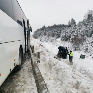 Погибли двое водителей. Невольным участником аварии на трассе стал автобус Артемовского