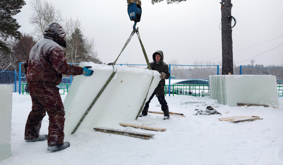 Для Деда Мороза на стадион привезли ледяные кубы-"лего"