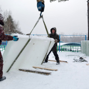 Для Деда Мороза на стадион привезли ледяные кубы-