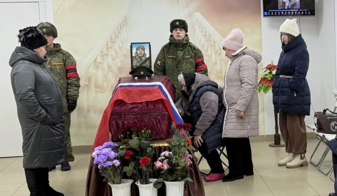 «Здесь все настоящее». С воином Сергеем Сысолятиным простились в Артемовском