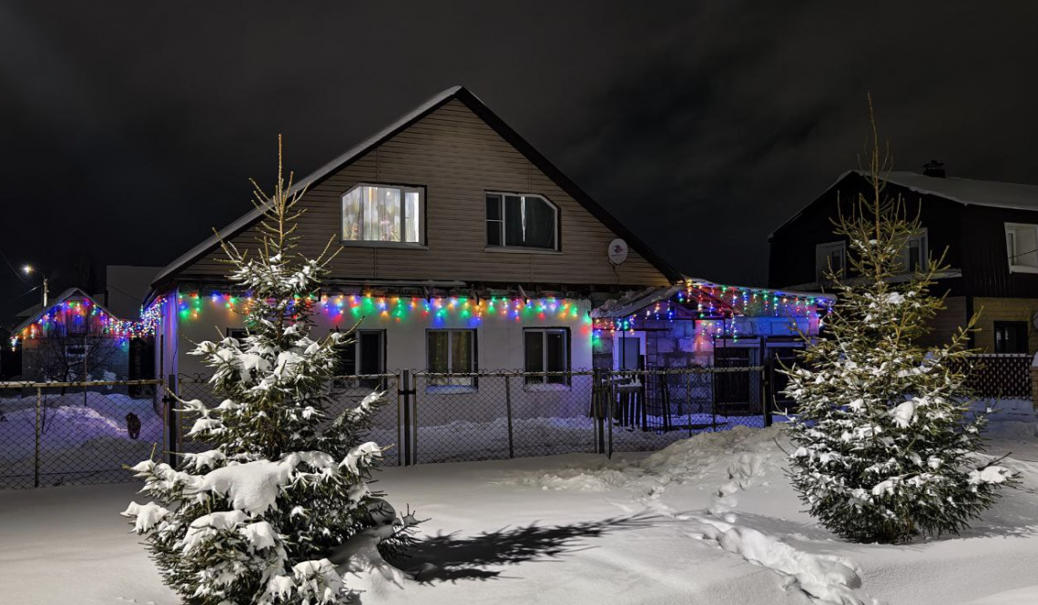 Гирлянды повесили? Каждый год к 31 декабря Артемовский становится сказочным