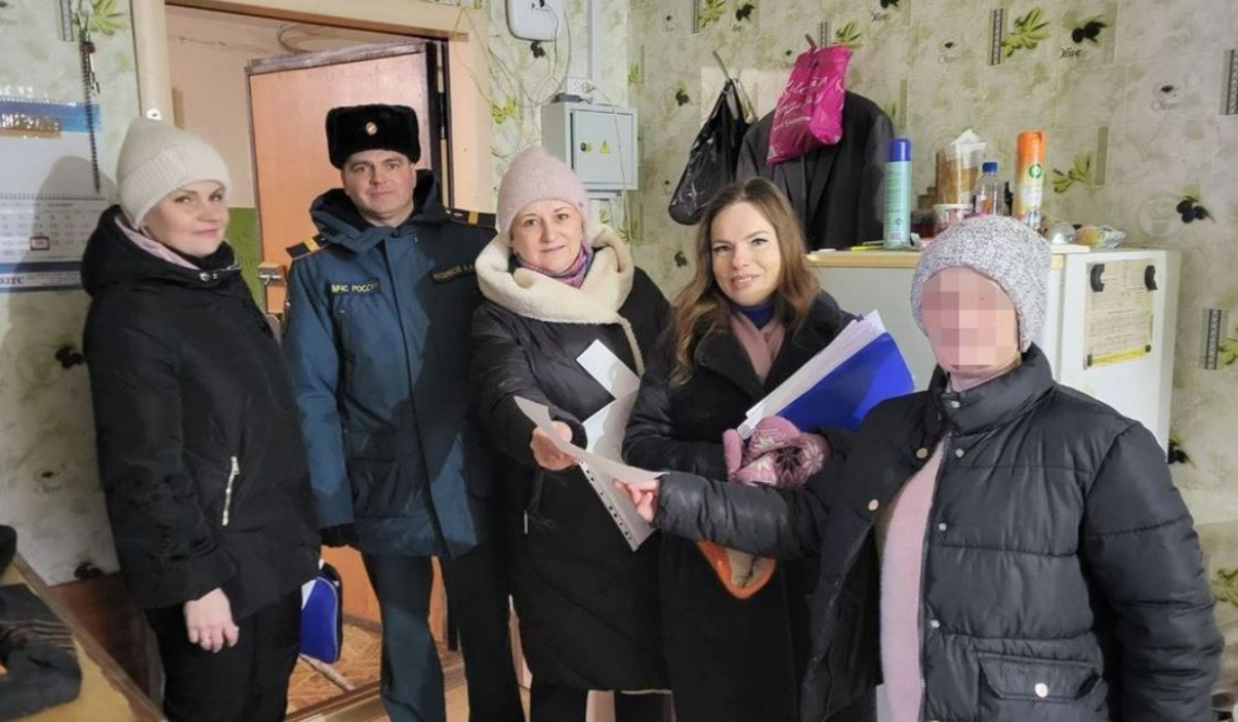 Детям - сладкие подарки, взрослым - напоминание об угрозе пожаров. В Артемовском прошли рейды в "рисковых" семьях