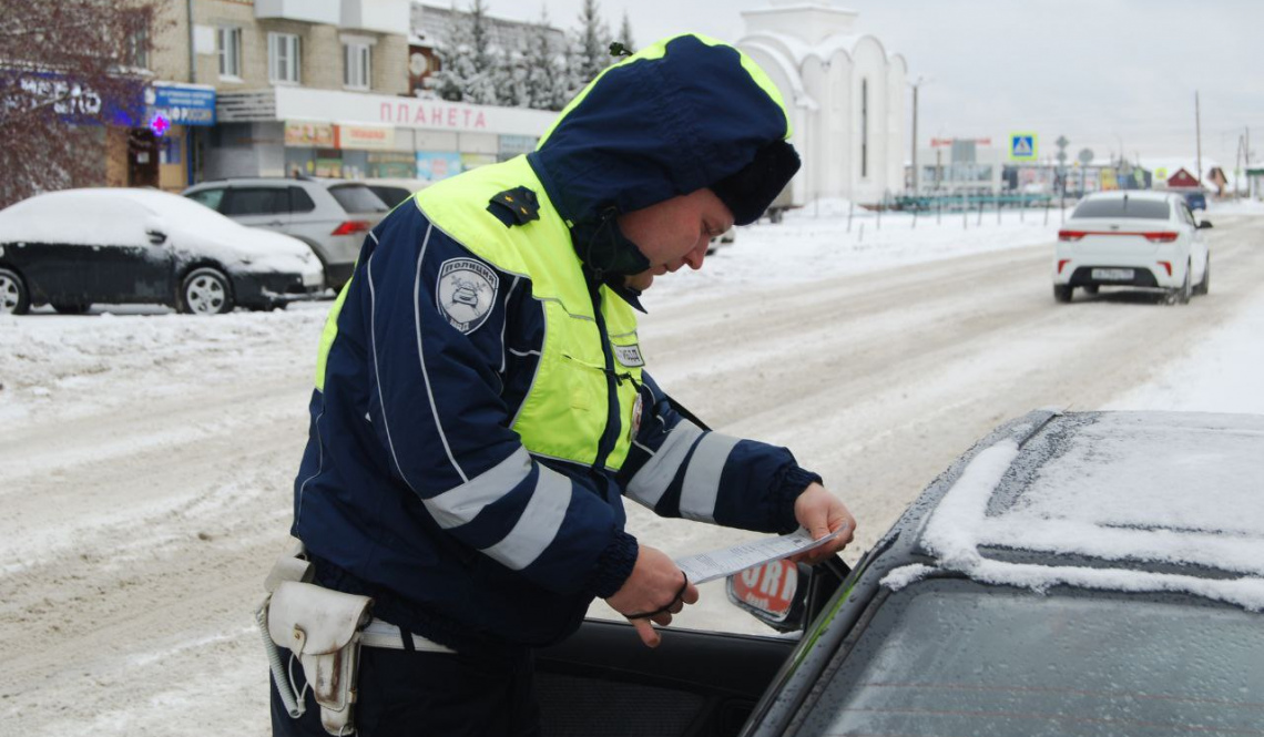А ребенок пристегнут? Во время рейдов инспекторы Артемовской ГИБДД проверили более сотни водителей