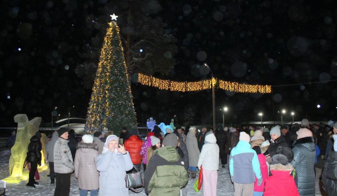 И Дед Мороз приезжал, и хоровод водили! В Артемовском открыли Снежный городок