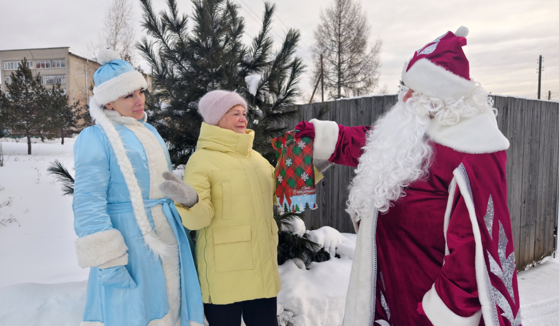 За народную инициативу. Редакционный Дед Мороз пришел с подарками к людям, кто делает добро для нашего общества