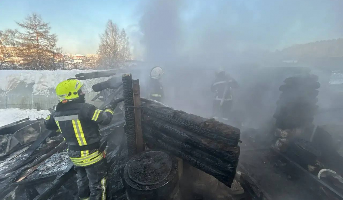 Сгорели кровля дома Гетманских, трактор, иномарка. Почему потушить огонь в Паршино было проблематично