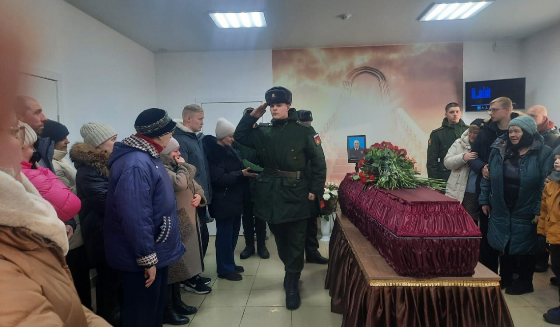 «Отсидеться — это не про него!» В Артемовском простились с воином Евгением Мошковым