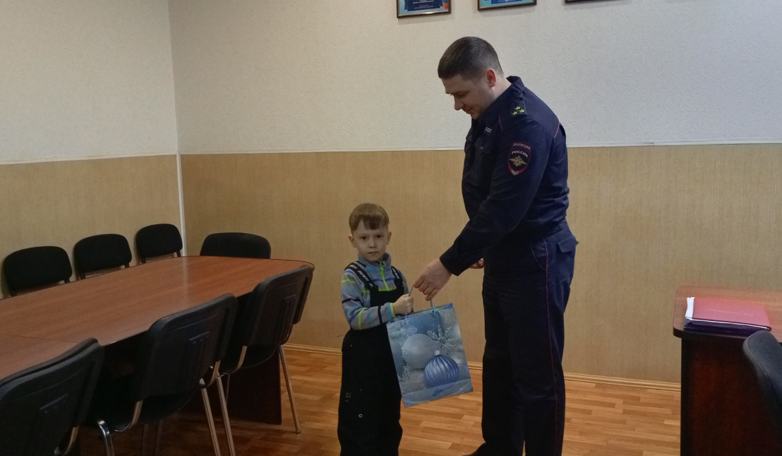 Начальник ОМВД "Артемовский" исполнил мечту мальчика из многодетной семьи