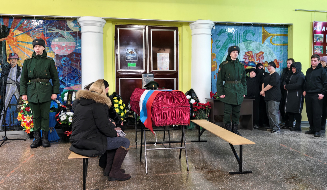 «Год его искали». В Буланаше простились с воином Егором Кучкильдиным