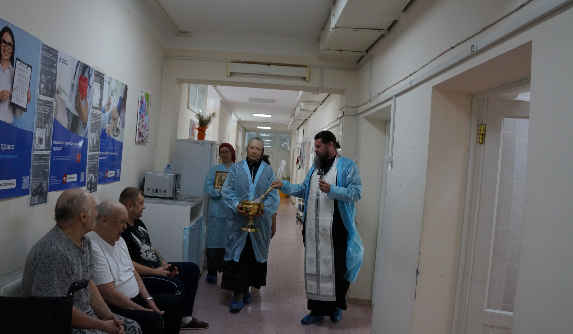 Батюшка и прихожане привезли пациентам Артемовской ЦРБ освященную воду